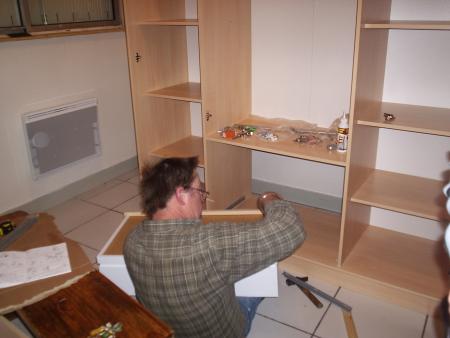 papy eric en plein montage de l'armoire