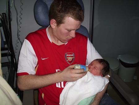 papa me donne le bib