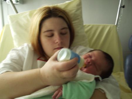 c'est au tour de maman de me donner le biberon